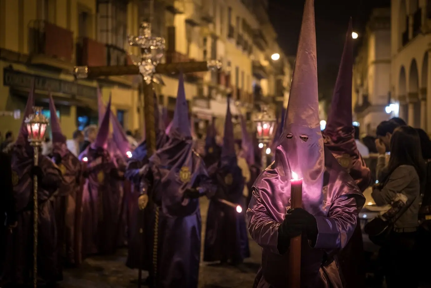 Menschenmenge in Kostümen beim Semana-Santa-Festival, aufgenommen in Sevilla.
